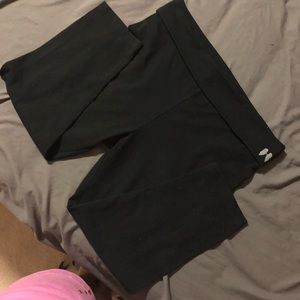 Victoria’s Secret Black Foldover  yoga Capri 2/2